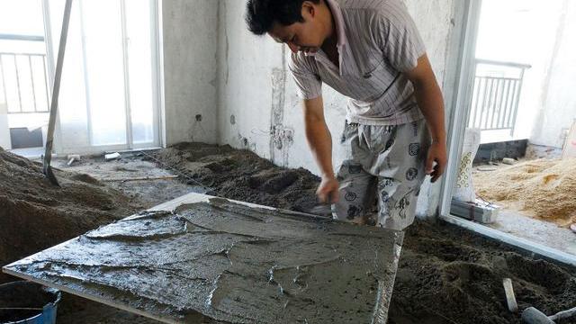 和工人探讨了一下午，才终于搞清楚瓷砖干铺、湿铺和薄贴的区别