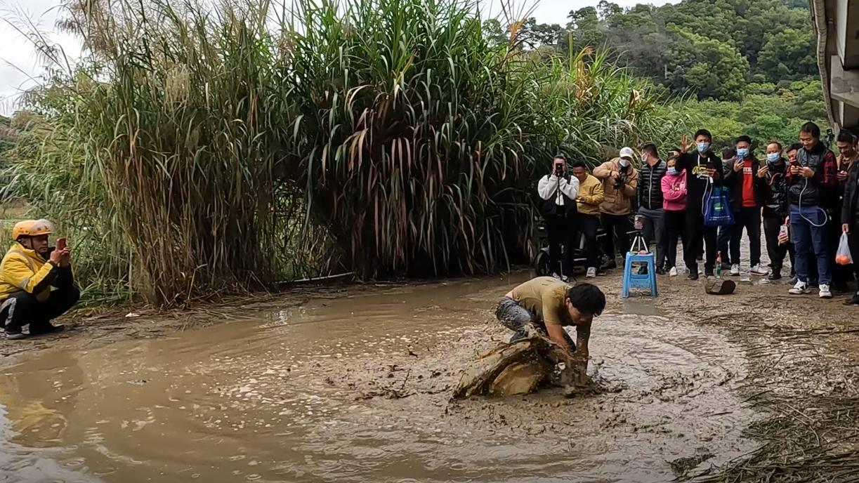 工厂打螺丝工资太低，不如在水里面泡10几个小时，每天收入1000多