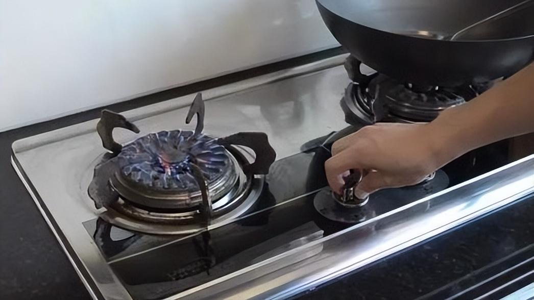 燃气灶的左边不能炒菜？我也是今天才知道，多亏燃气师傅的提醒