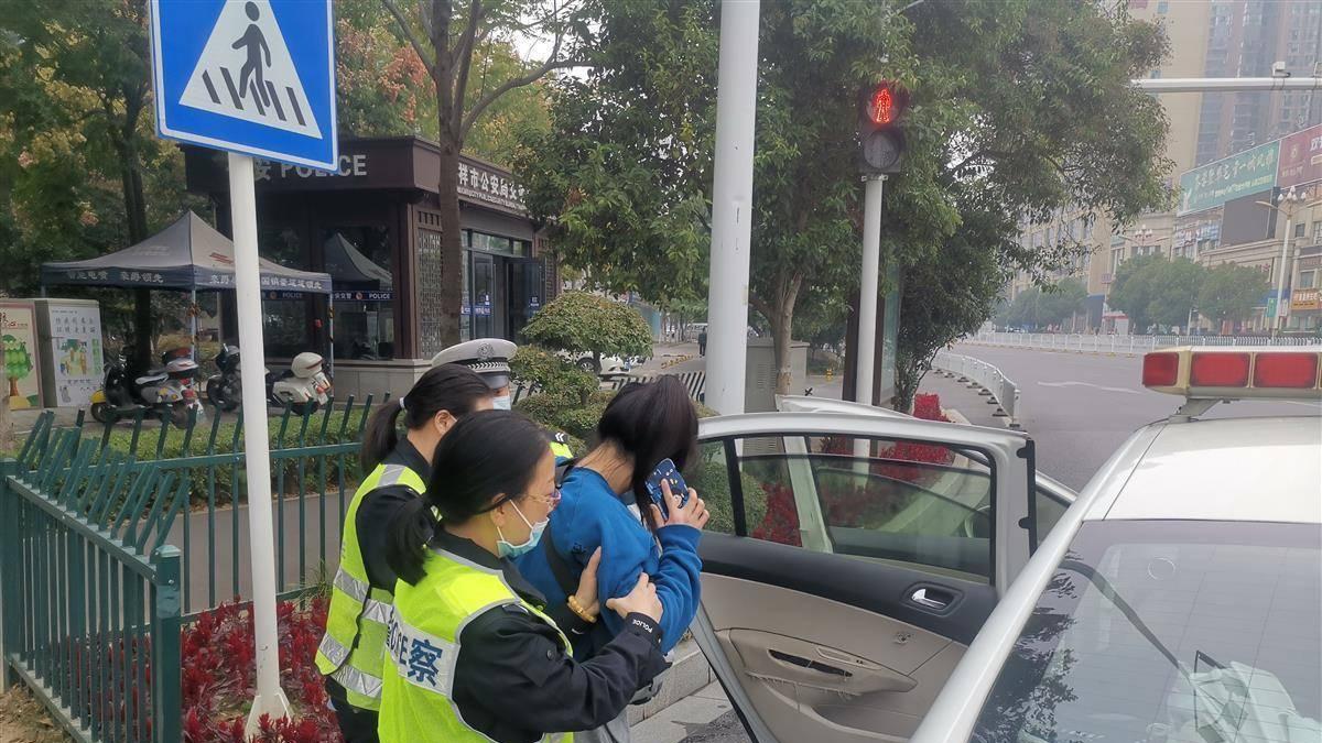 女孩骑车摔倒受伤，告诉救助民警，“等我先拍照发个抖音”！