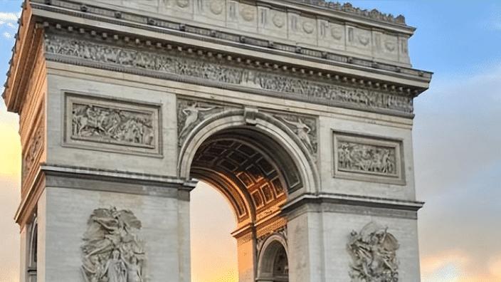 李嫣|李嫣打卡巴黎凯旋门，留学两年穿搭气质像模特，成为王菲最美女儿