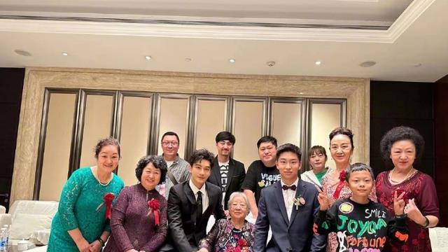 黄晓明|黄晓明：变身中国好表哥，一边给表弟当证婚人一边给表妹比赛加油