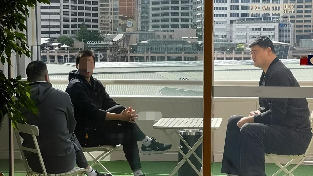 姚明|姚明现身国外被偷拍！身型过大椅子矮小，穿一身非国货服装惹争议