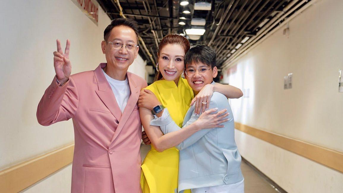 李嘉欣|许晋亨带李嘉欣故地重游，夫妻街头十指紧扣，李嘉欣笑得很开心