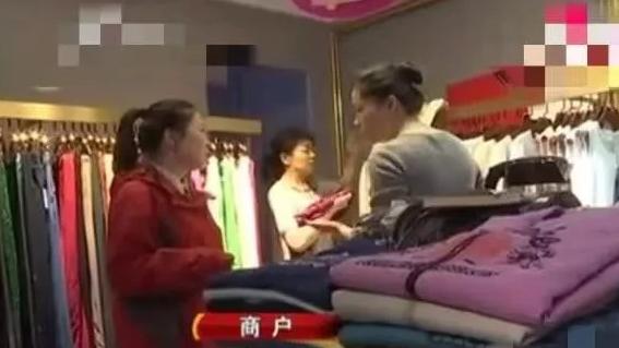 女子商店试穿裤子后，因没有买遭到店员嘲讽，被店员等人围殴近两个小时