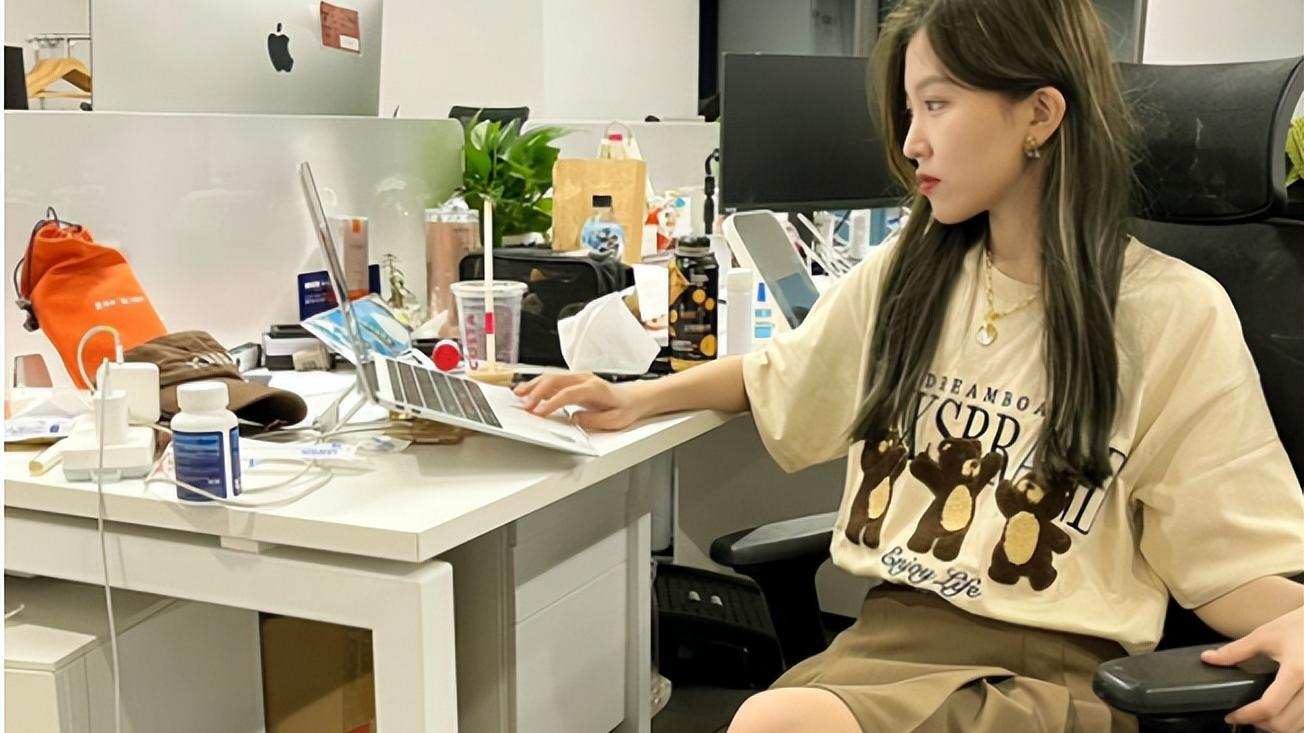 00后|一张私企工作照走红，00后和90后的区别显露无疑，80后看完沉默了