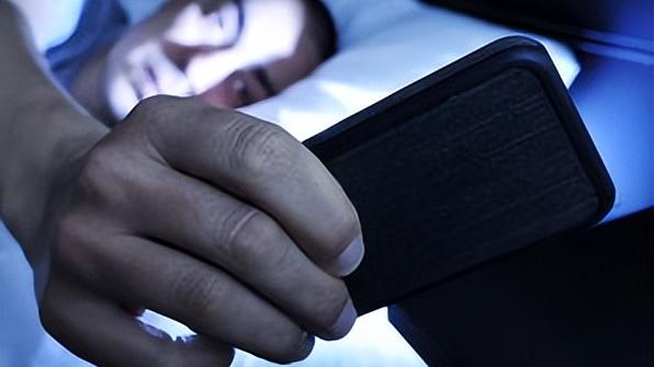 最新研究称：夜间玩手机伤眼还会缩短寿命，网友：多玩手机压压惊