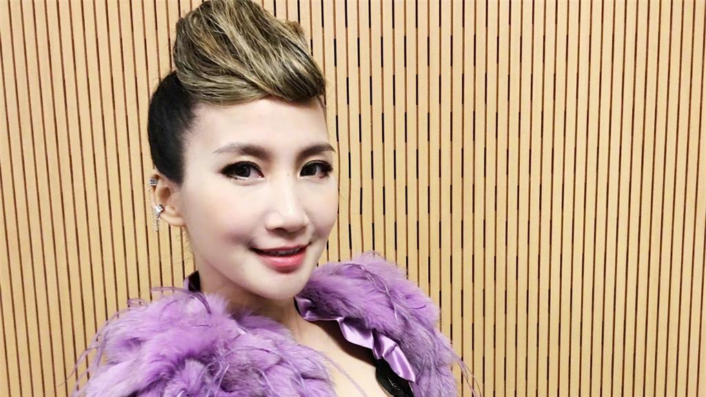 艾梦萌|39岁艾梦萌发布翻唱视频，超女比赛曾败给谭维维，如今远嫁海外