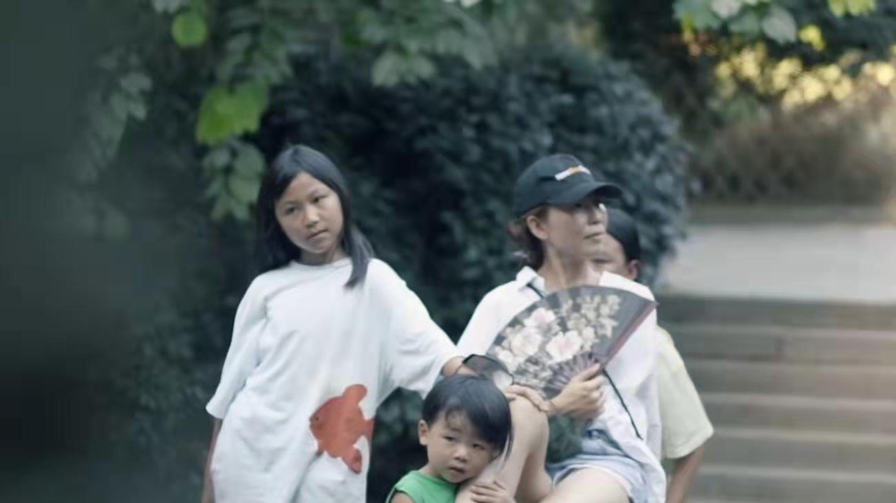 蔡少芬|张晋一家游西湖，蔡少芬纯素颜出镜消瘦憔悴！