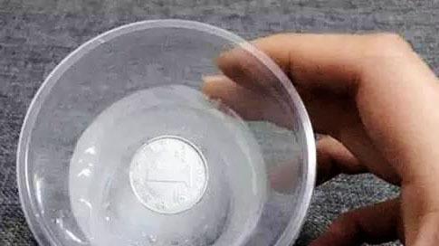 出远门时，为什么要给冰箱里放一枚硬币？