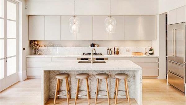 厨房墙上的油渍怎么去除，油烟机上的黑黑的油脂怎么去除