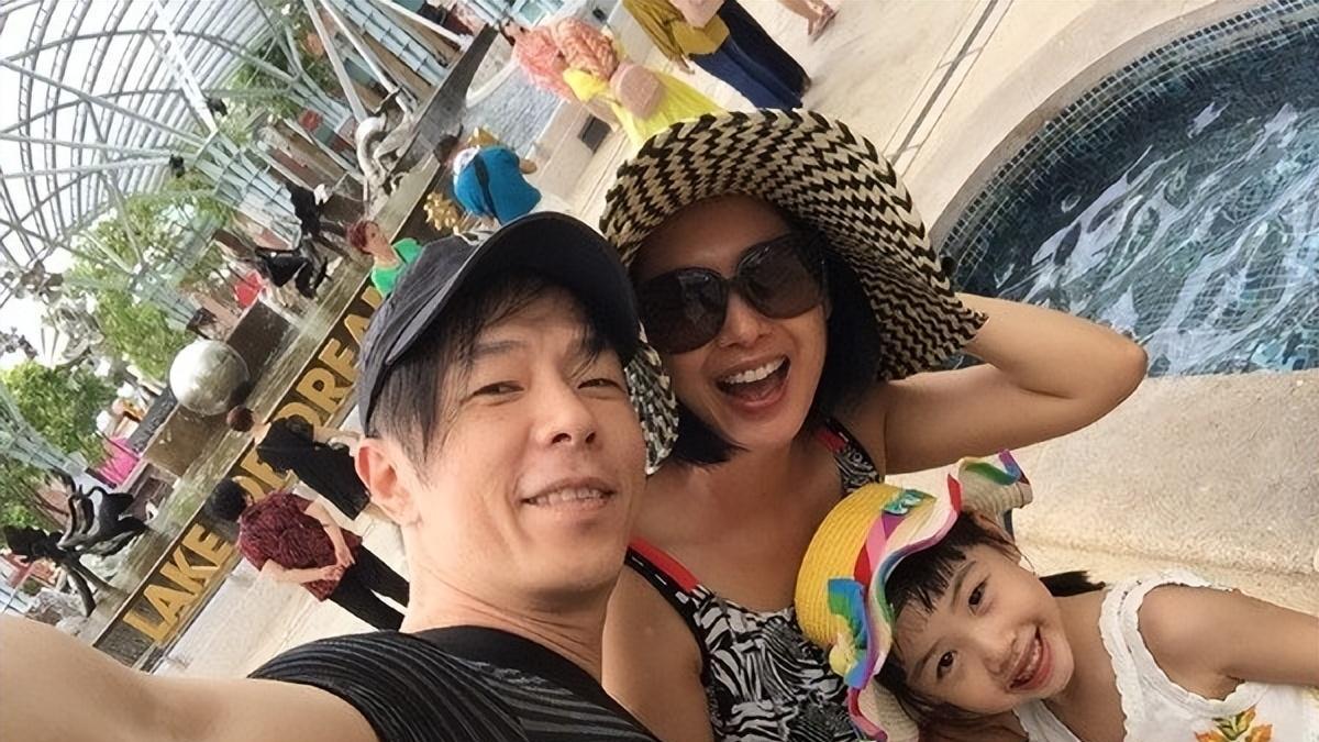 朱茵|朱茵曾在老公面前提起前男友，黄贯中冷淡一句话，让她心里有刺