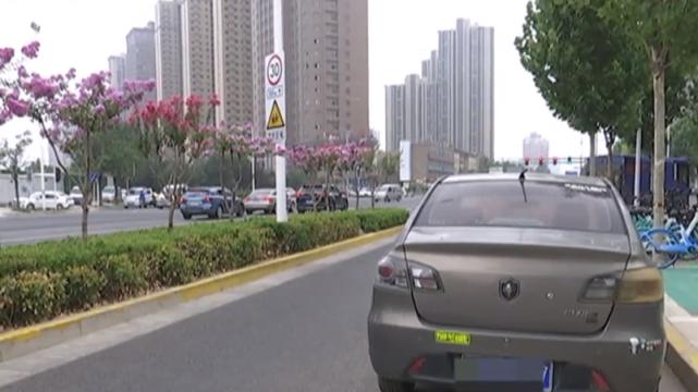 私家车占非机动车道，车主2年没挪车，原因令人哭笑不得