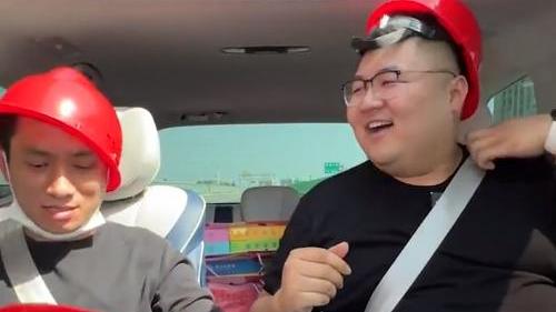 阿张老宅改建完工，自称是村里最靓的仔，猴哥送全套家具家电