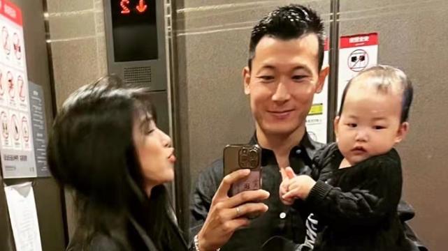 朱珠|朱珠晒一家三口出游，王昀佳抱着女儿跳舞，一岁王珠宝肉嘟嘟萌翻