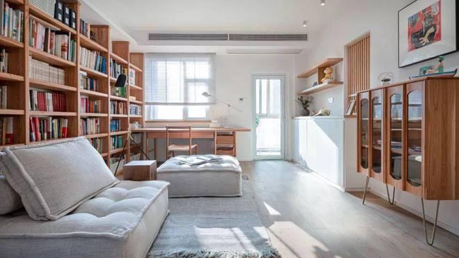 别嫌自己家面积太小，试试去客厅化装修，打满墙书架也显宽敞！