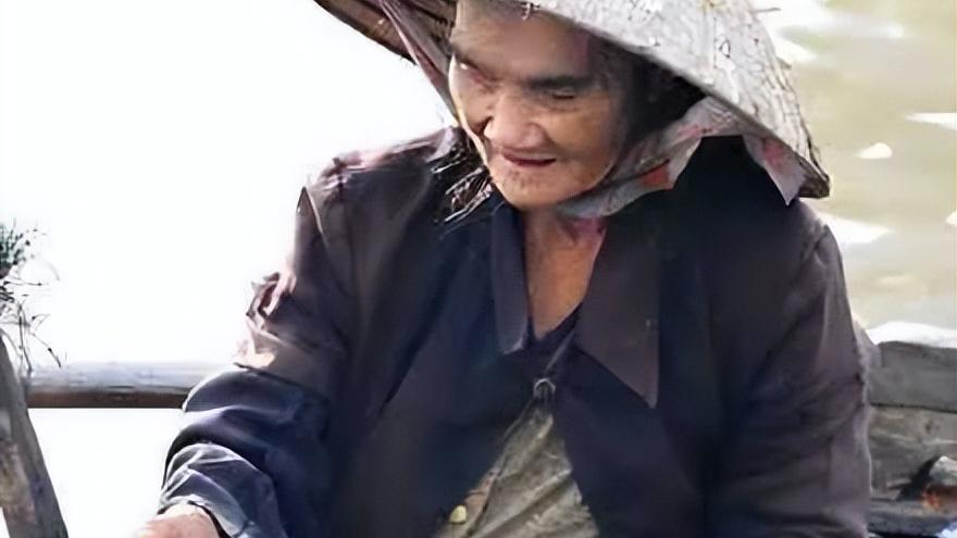 老妇人上车刷“免费卡”被司机辱骂，乘客将其推搡连踹数脚赶下车