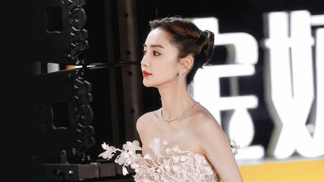 高圆圆|艺人金鸡奖受访被拍大头特写，baby法令纹尽显，高圆圆颜值大扣分