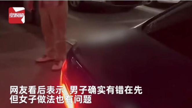 浙江宁波。一女子开车回家时，发现自己的车位被其他车子占上