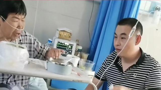 妈妈生病三个儿子共同照顾，同病房的人很羡慕：这样的儿子不怕多