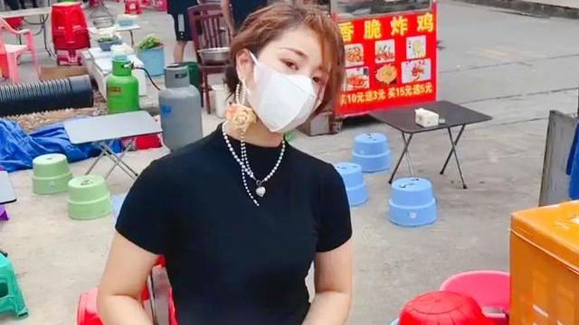 东莞“炒粉姐”走红，男性顾客络绎不绝，网友：她还是一个女强人