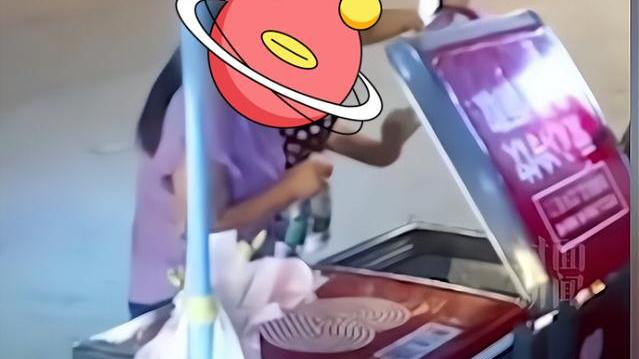 浙江杭州：街头爱心冰箱被两女子拿袋子扫荡，就像拿自己东西一样