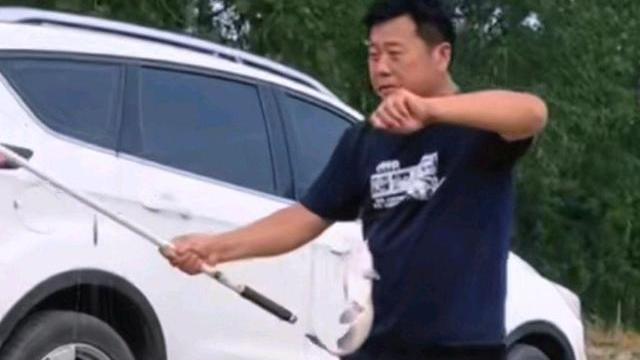 |田静一家好欢乐！田爸和儿子外出钓鱼乐趣多，网友：姚爸也爱钓鱼