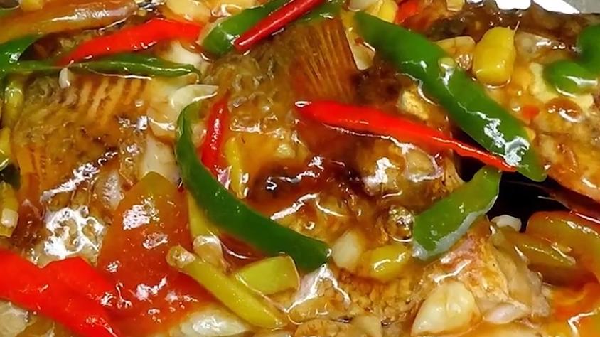 黑龙江一餐厅给顾客反复端别桌吃过的鱼，店家：服务员自作主张