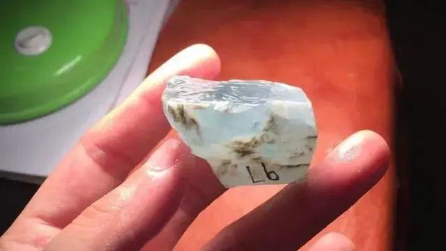 翡翠|5千的翡翠小料，雕出的高冰挂件，霸气十足！