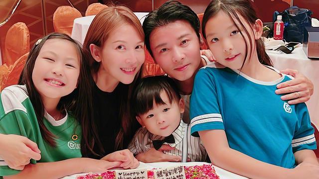 蔡少芬|蔡少芬重回香港定居后，素颜现身苍蝇馆，穿褶皱白衬衣无助理陪同