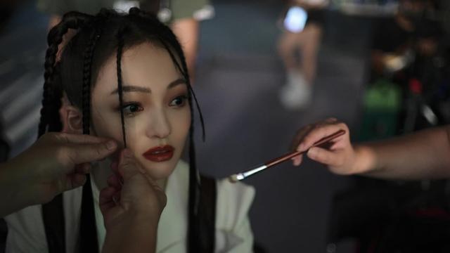 明星素颜 助理乱买化妆品！张韶涵2小时车程都在卸妆，一看包装她直接崩溃