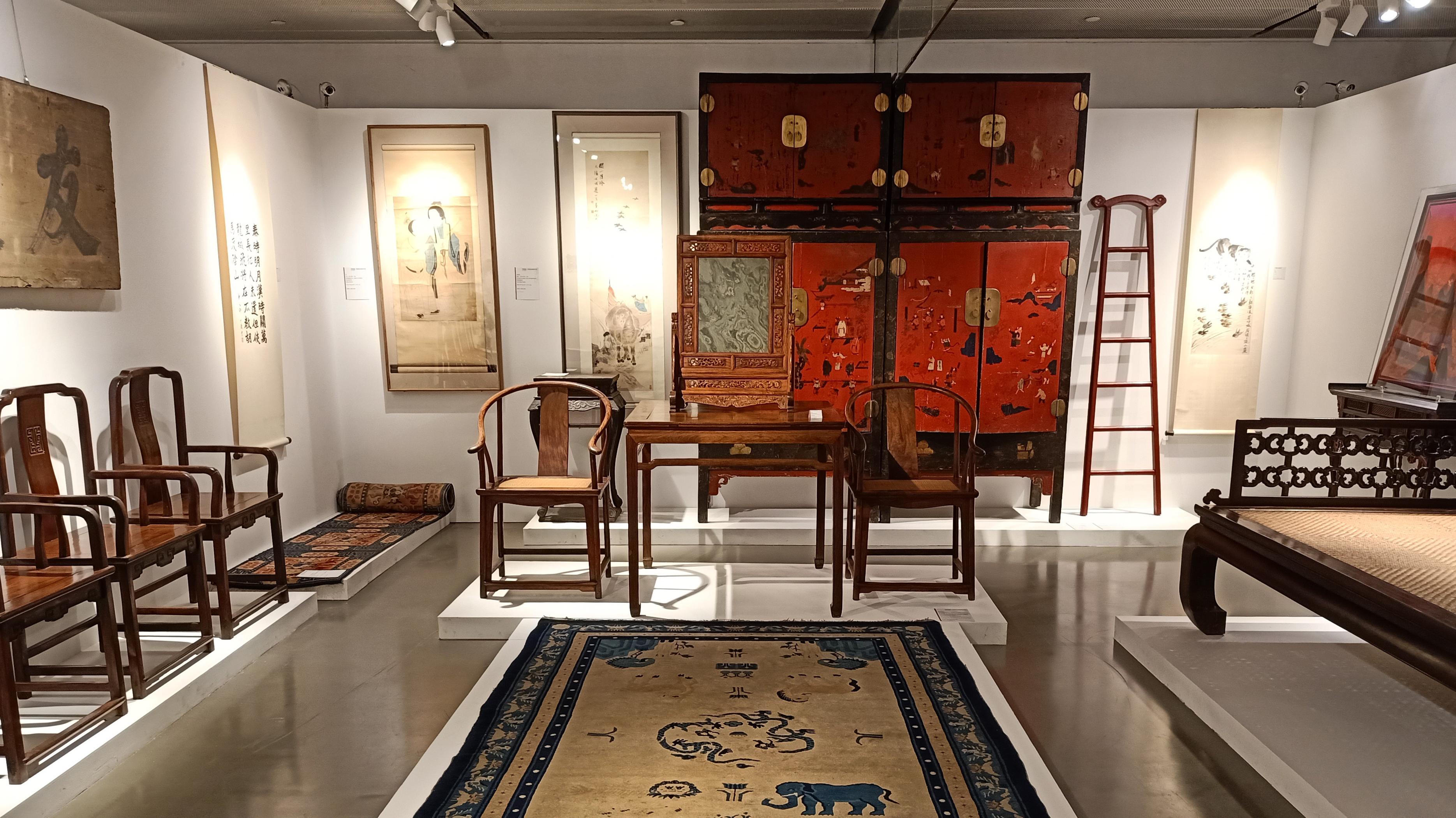 钱币博物馆|方桌圈椅全黄花梨，清螭龙纹插屏拍出63万元