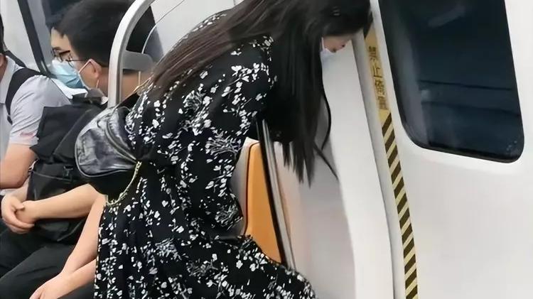 女子坐地铁“内急”，靠着柱子直跺脚，路人加油：还有两分钟到站