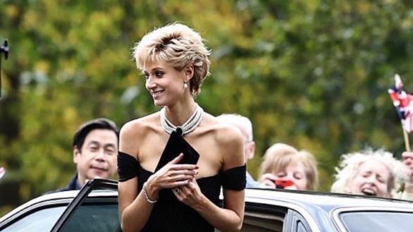 戴安娜王妃|《王冠》重现戴安娜王妃火辣复仇裙，女星曝出复仇裙意义非凡