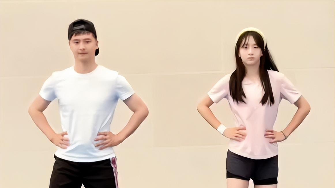 田亮|田亮和14岁女儿，比可爱，森碟和爸爸，越长越像，穿露腰装漂亮时尚