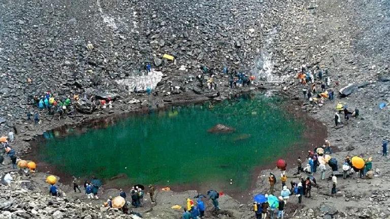 非洲“杀人湖”一夜夺走1800人生命，将水抽干后，在湖底找到凶手