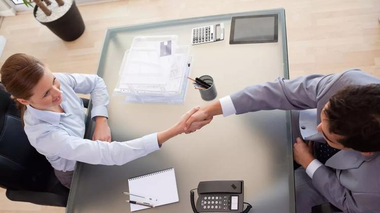 |如何成为一个有魅力的男人，做到这几种优雅的动作，你知道吗？