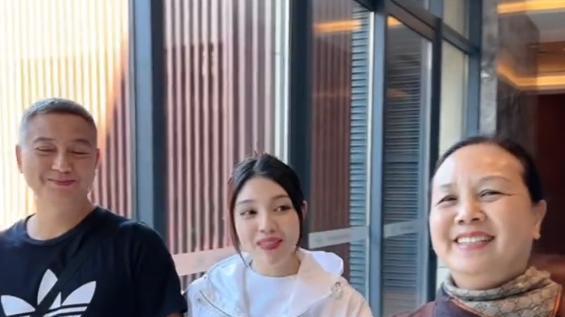 |兜儿婚后首次回娘家，在父母面前跟小猪接吻，网友：真恶心