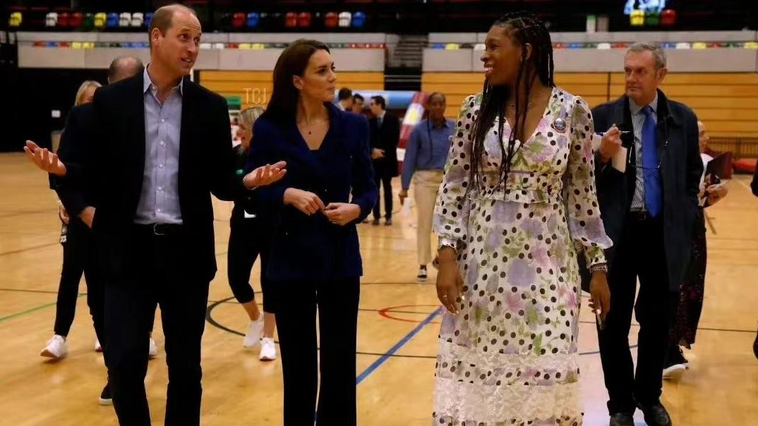 威廉|凯特夫唱妇随！威廉穿西装玩室内足球逗得娇妻张嘴大笑，甜蜜爆棚