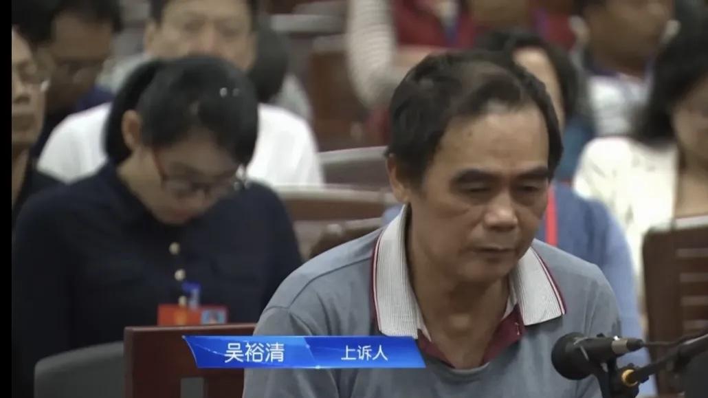 老人追赶偷鱼男子时，双双掉进鱼塘致男子死亡，一审2年二审无罪