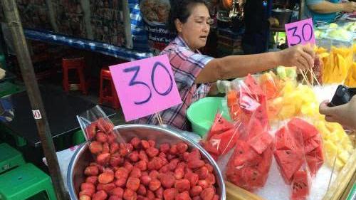 越南|越南水果摊贴出中文标语，看清文字内容后，中国游客：不会再吃