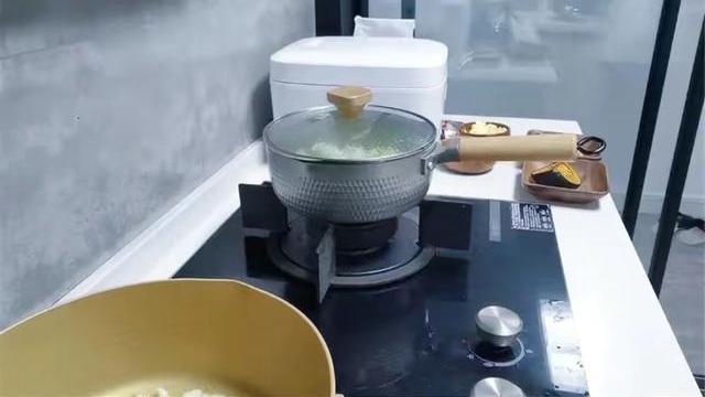 河北女孩坚持“低欲望生活”：全屋仅4件家具，断舍离到空无一物