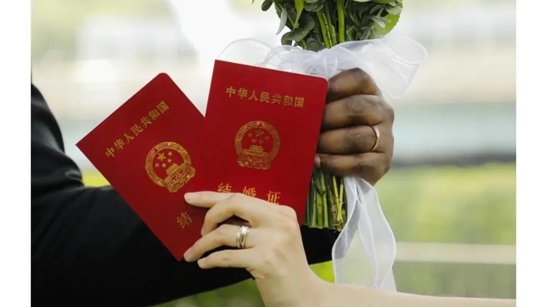 女网红嫁黑人，称很幸福！男友在伦敦有3套房，结婚按习俗给彩礼