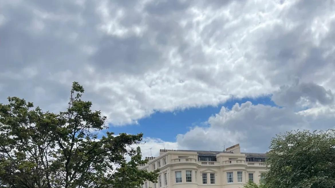 章泽天|刘强东夫妇长居英国，男方穿配货太爱奶茶妹，被跟拍助理打伞遮住