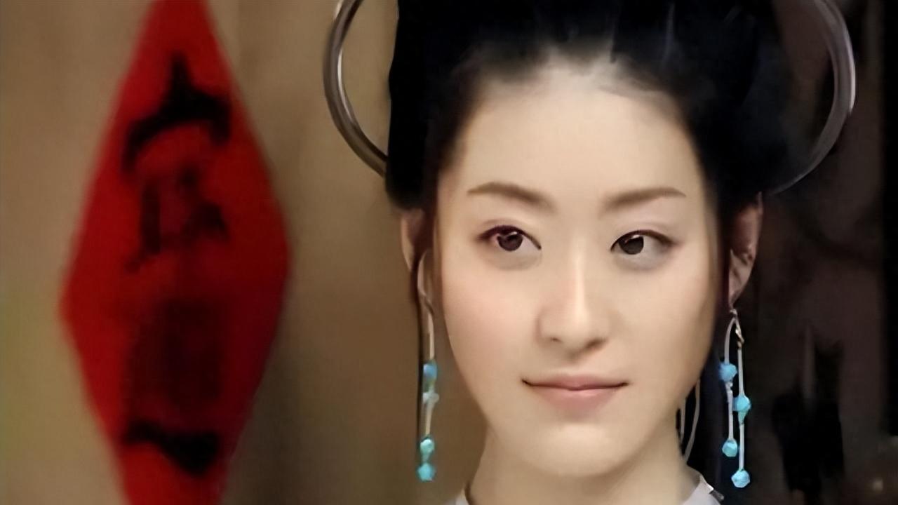 周星驰亲自认可的第一任“星女郎”，美貌不输当年，为何没戏可拍