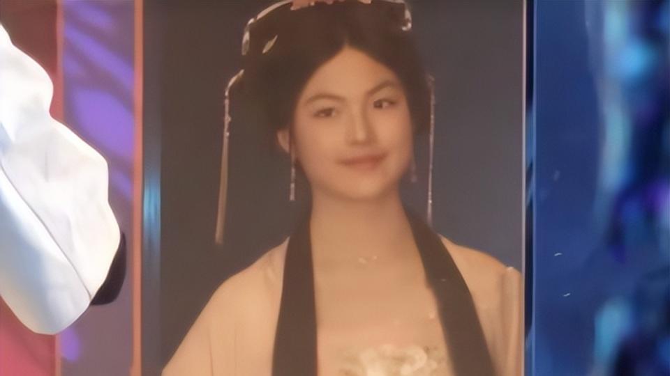 王诗龄|王诗龄穿汉服惹争议，脸大脖粗，像女装大佬，李湘怪王岳伦审美差
