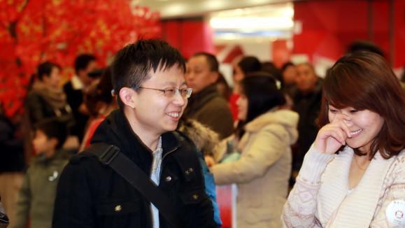李明|女同事请吃饭，喊两位闺蜜一起，吃完准备离开就被服务员拦了下来！