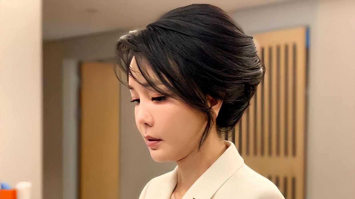 云朵 50岁韩国第一夫人金建希，五官僵硬颜值出圈，年过半百却肤白貌美