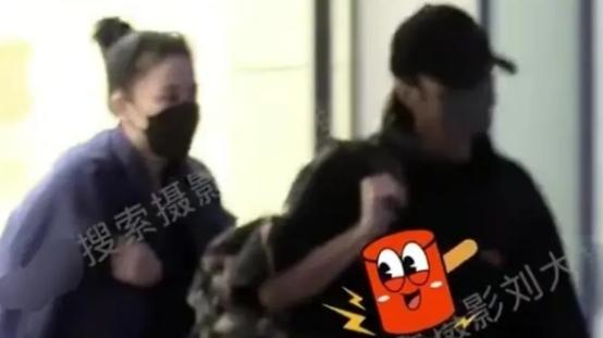 婚后首次露面？谢霆锋搂着王菲深夜回家，生娃后身材依旧苗条