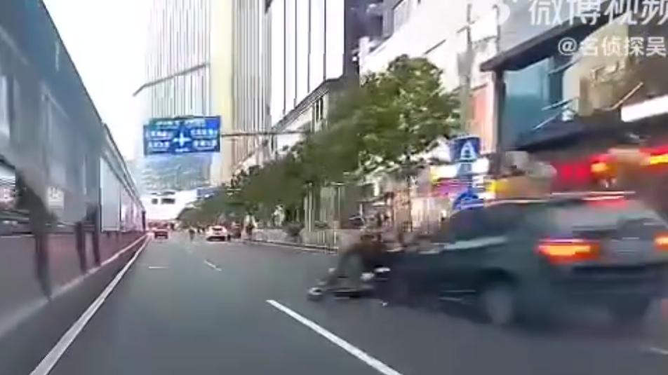 广州宝马失控现场曝光：司机一边开车一边撒钱，被控制后笑容诡异